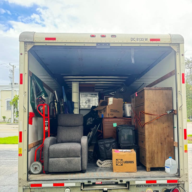 Camión cargado con muebles de una limpieza