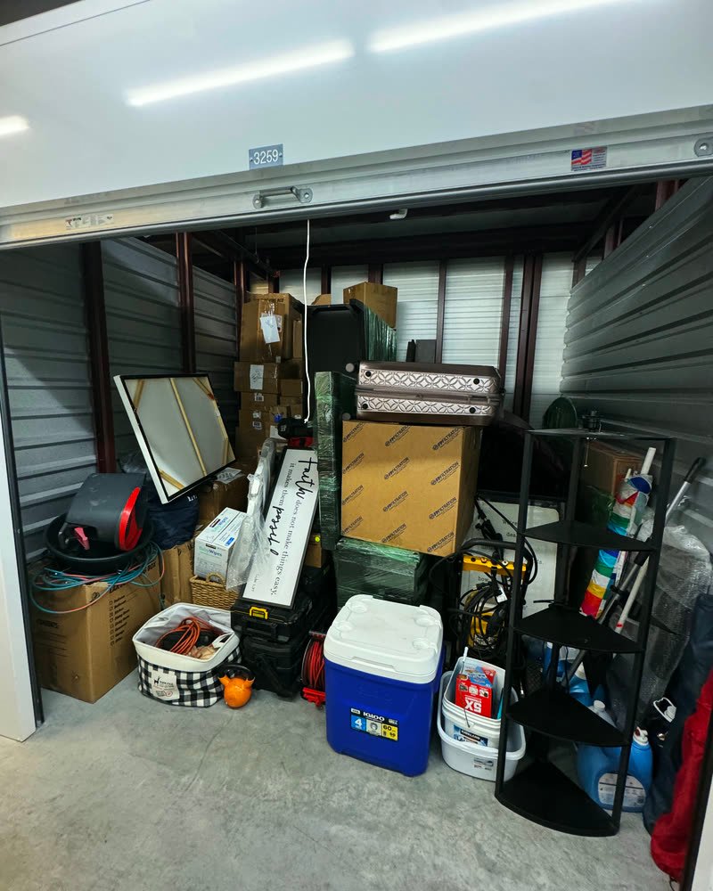 Unidad de storage llena de cajas y cosas de la casa